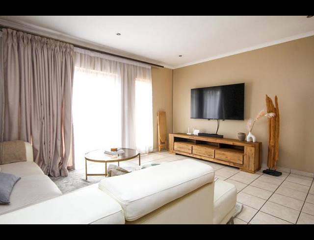 3 BEDROOM TOWNHOUSE FOR SALE IN THATCHFIELD